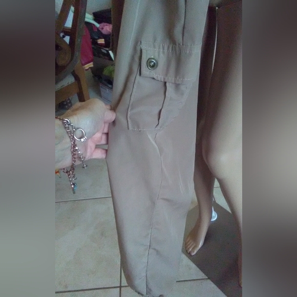 BNWOT JUMPER BEIGE BY TOXIK 3 GATHERED WAIST TOP & SIDE PKTS MED CAPRI STYLE - Picture 3 of 8